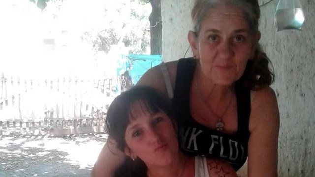 Una mujer asesinó a su mamá y luego llamó a la policía y confesó el crimen