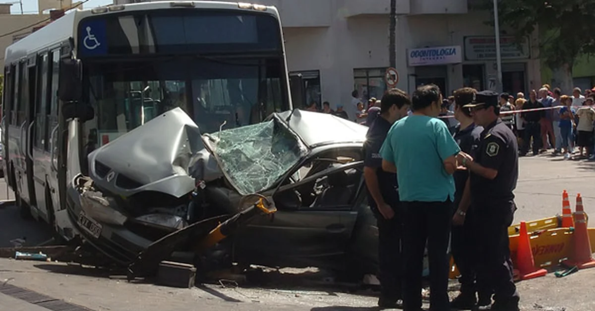 Cinco heridos al chocar un colectivo y un auto