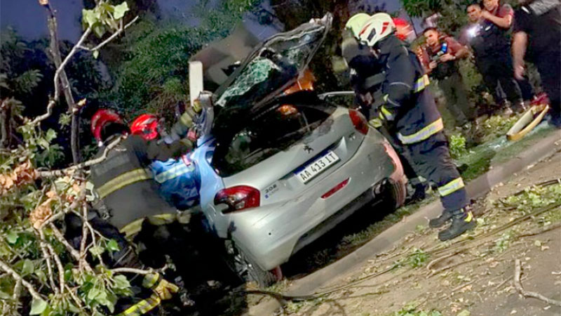 Un muerto y dos heridos tras estrellarse contra un árbol