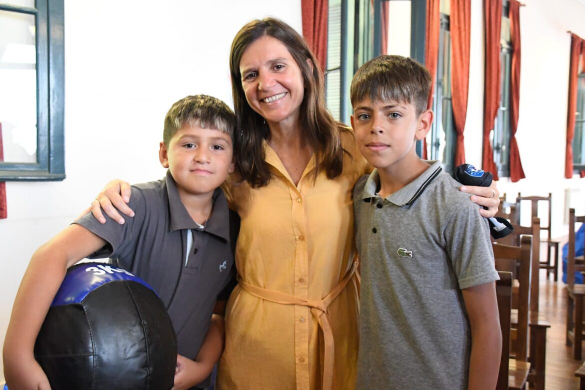 Mar del Plata: Fernanda Raverta participó de la entrega de material deportivo para clubes de barrios populares
