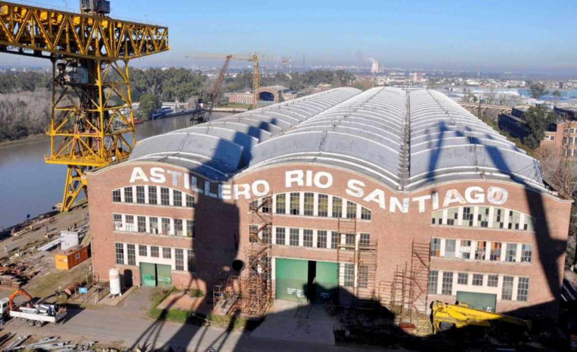 Trabajadores del Astillero Rio Santiago celebraron la firma de acuerdo para construir buques navales