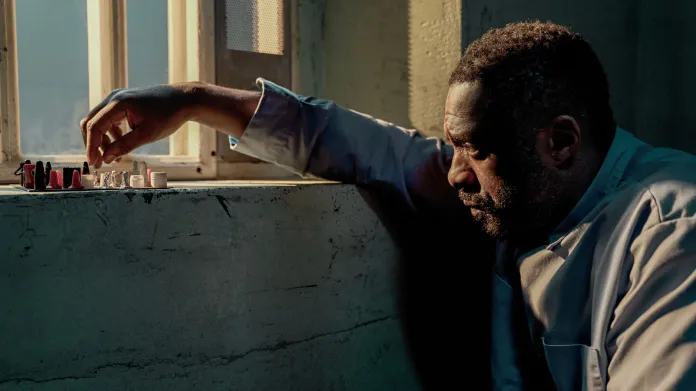 La oscuridad criminal de «Luther» tiene su continuación cinematográfica con «Cae la noche»