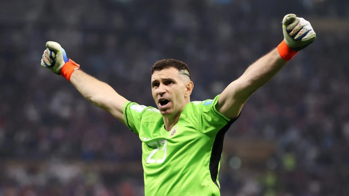 Video: El Dibu Martínez lanzó una campaña solidaria: se sortean experiencias únicas con él