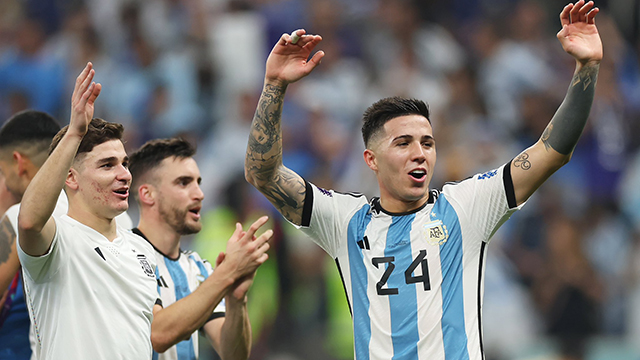 Enzo Fernández, Otamendi y Tagliafico, los primeros campeones en llegar al país