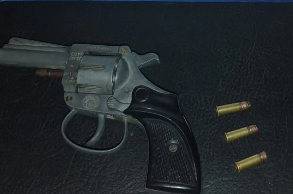 Un alumno de segundo año llevó un revólver y un cuchillo al colegio