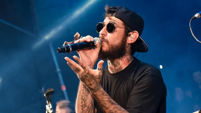 En pleno show tiraron a Ulises Bueno del escenario y le robaron 