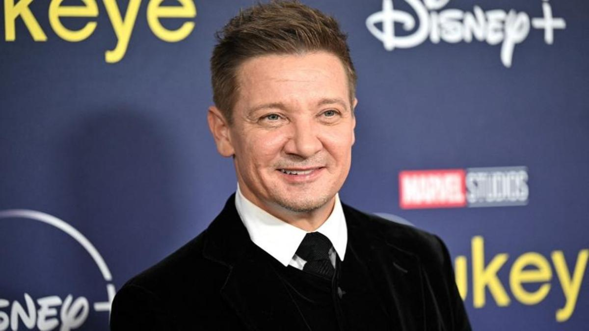 Jeremy Renner reapareció en público con bastón tras el fatal accidente que casi le cuesta la vida