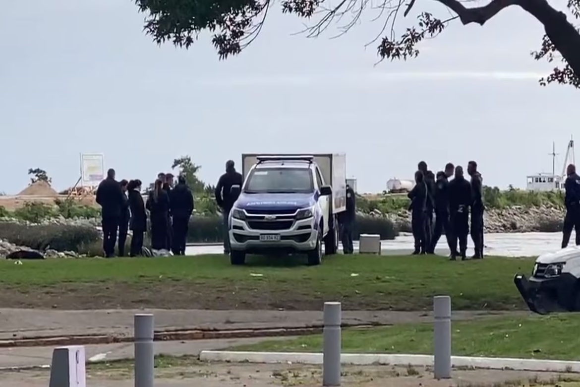 Hallan cadáver de un joven atado de las manos a la orilla del río en Quilmes