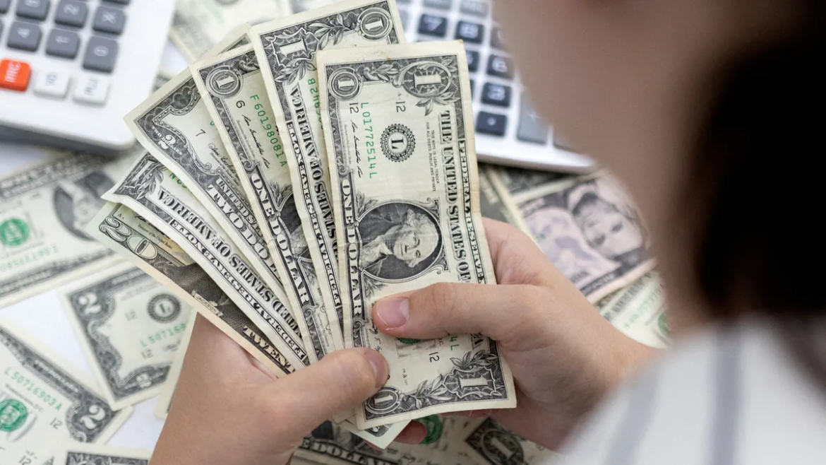 El dólar blue imparable llegó a 408 pesos y quebró su récord nominal