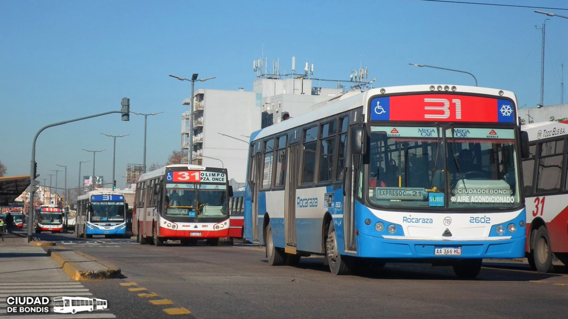 Un joven discutió con el colectivero y lo apuñaló con un cuchillo de cocina frente a los pasajeros