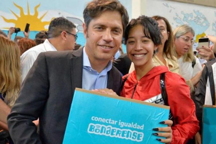 Kicillof entregó computadoras a alumnos en Pila y dijo que se trata de «un derecho»