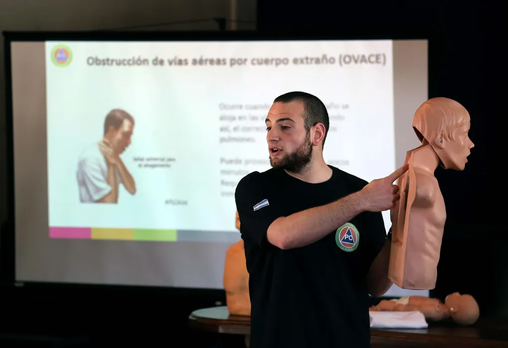 La Plata: Primeros auxilios: cómo son los cursos del Municipio para aplicar la maniobra de Heimlich