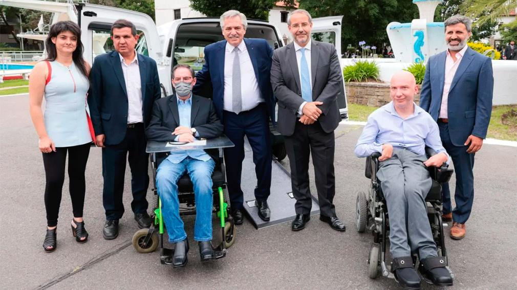 El Presidente entrega la pensión por discapacidad 300.000 de su gestión