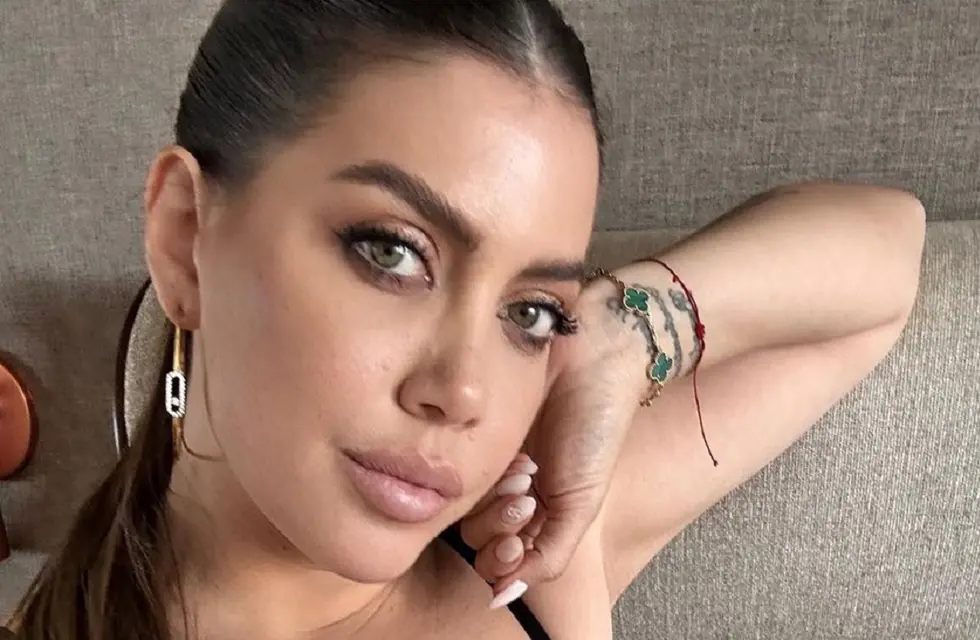 Wanda Nara y su costumbre de abrirse el saco para presumir su delantera