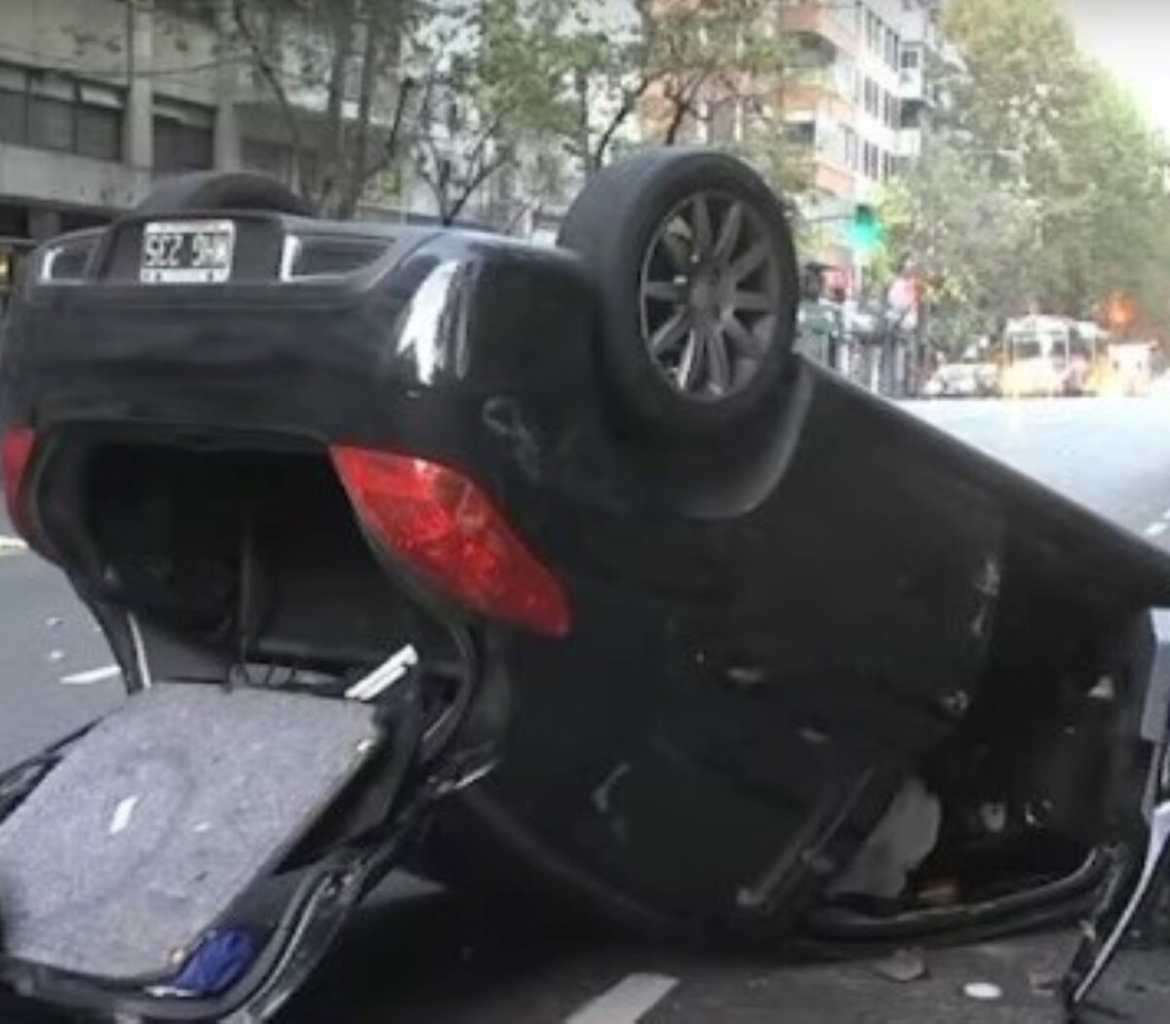 Una mujer chocó y volcó en recoleta y no se pudo hacer el test de alcoholemia por falta de aire