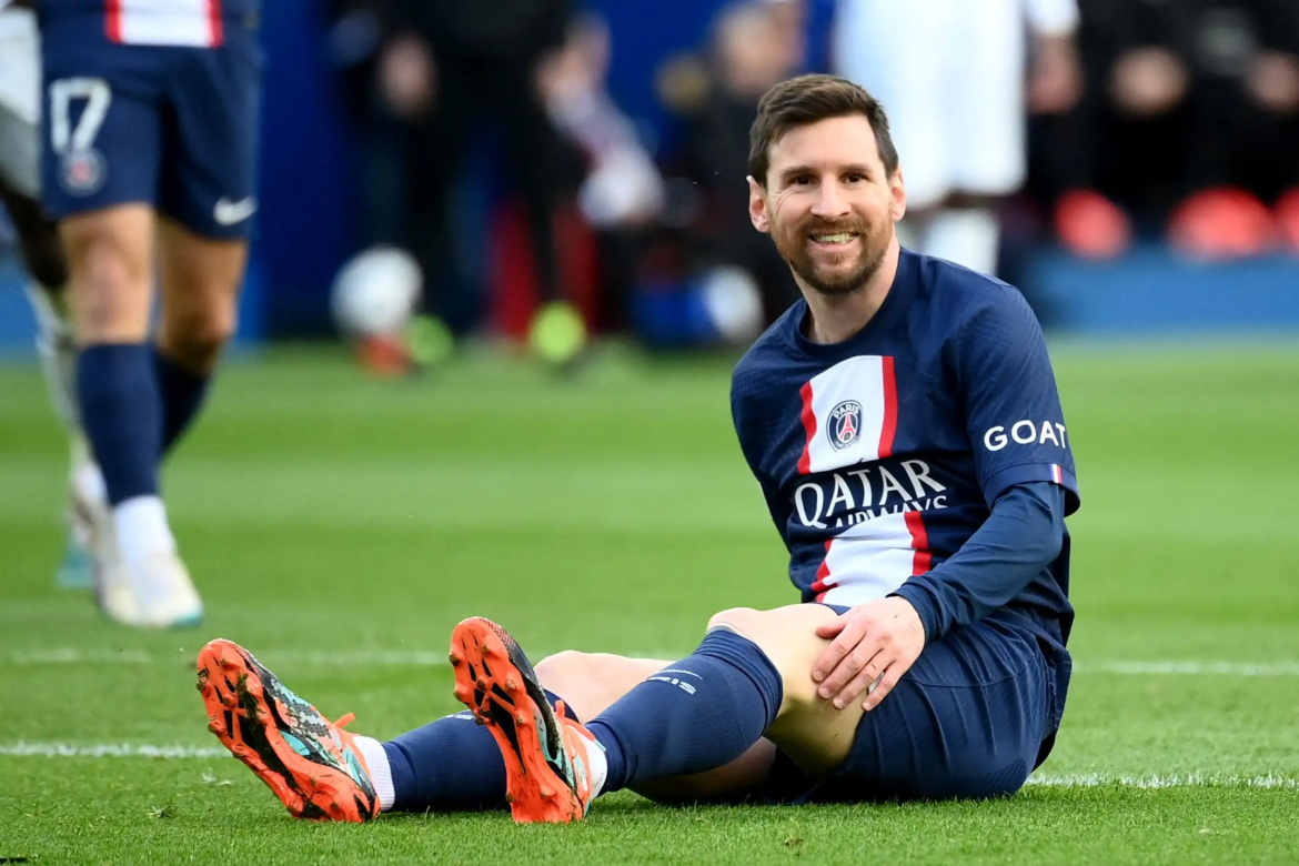 Messi soporta el abucheo del Parque de los Príncipes en su retorno tras la suspensión