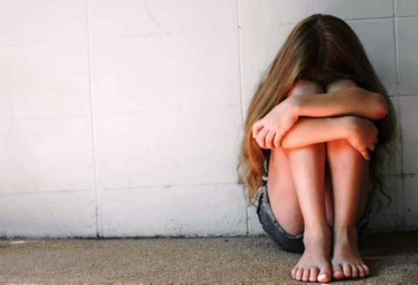 Horror detuvieron a una abuela que drogaba y prostituía a sus nietas de 6 y 8 años