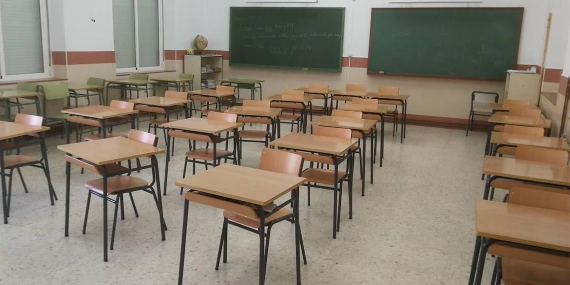 Murió delante de sus alumnos: una maestra se desplomó en plena clase, intentaron reanimarla y no resistió