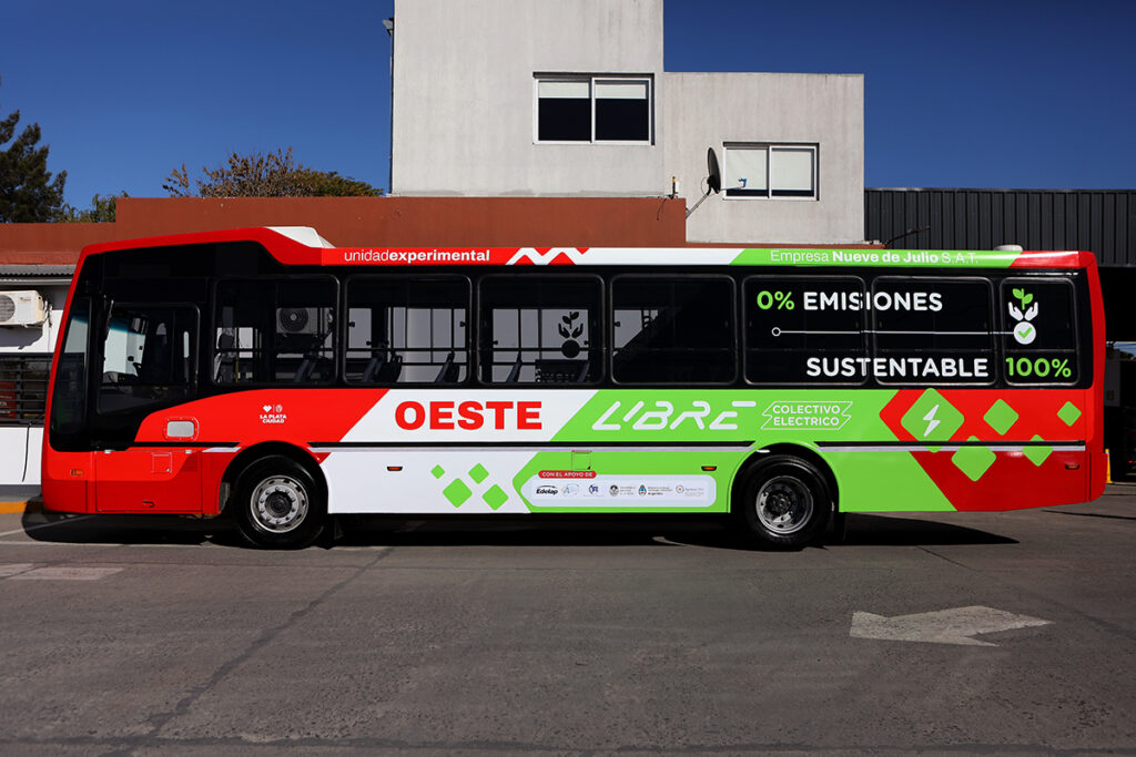 Hecho histórico en La Plata: presentaron el primer ómnibus a propulsión eléctrica con baterías de litio del país