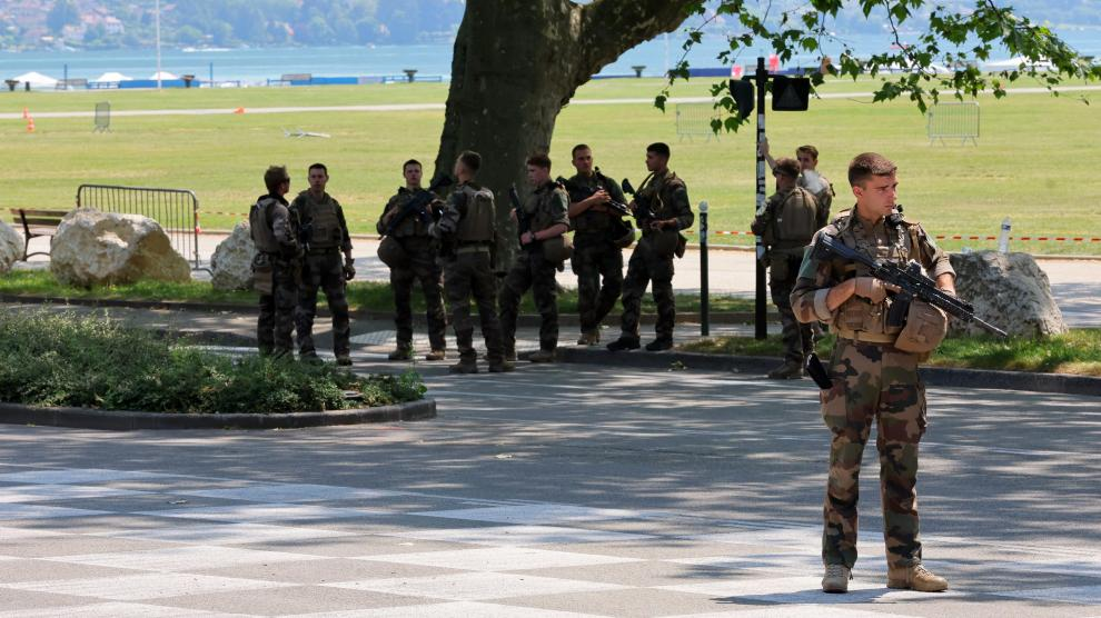Un atacante acuchilló a varias personas, incluidos niños, en una ciudad de Francia