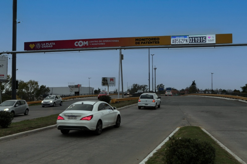 Instalan nuevas cámaras lectoras de patentes en puntos estratégicos de la ciudad de La Plata