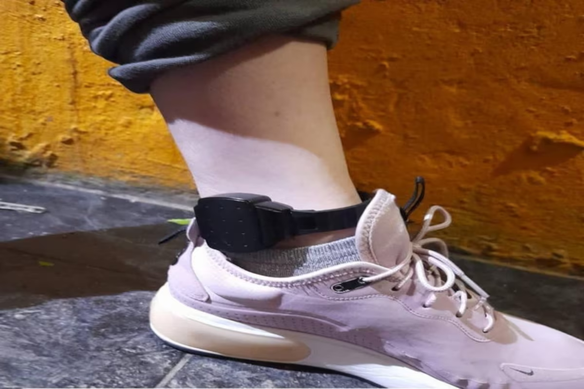 Cumplía arresto domicilario, se arrancó la pulsera magnética y amenazó a la hermana con un cuchillo