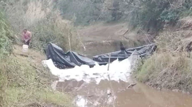 Hallan restos óseos triturados y un dije en un río lindero a la chanchería de Emerenciano Sena