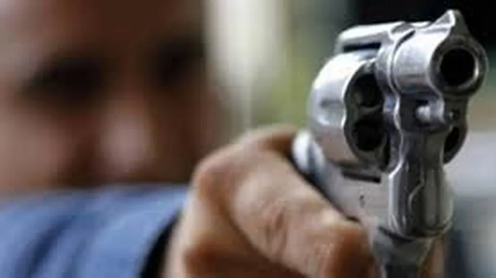 Borracho con un revólver entró a la casa de su ex pareja para jugar con sus hijos