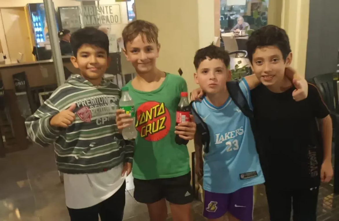 Cuatro nenes encontraron $50.000 buscaron por todos lados hasta dar con la dueña del dinero y se lo devolvieron
