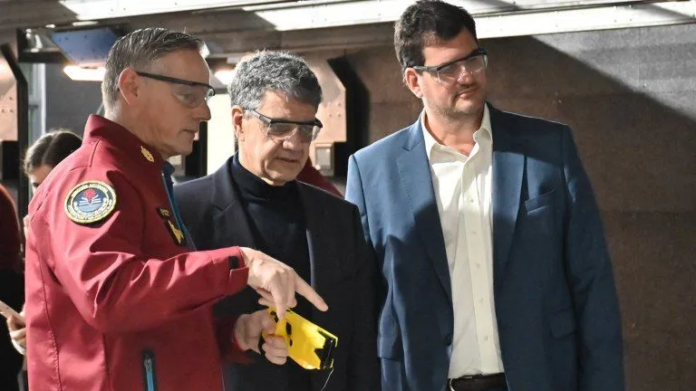 La policía de la Ciudad comienza a utilizar las pistolas Taser en los barrios y estaciones de subte