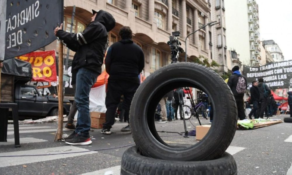 Trabajadores del Neumático paran y se movilizan contra «el atraso salarial»