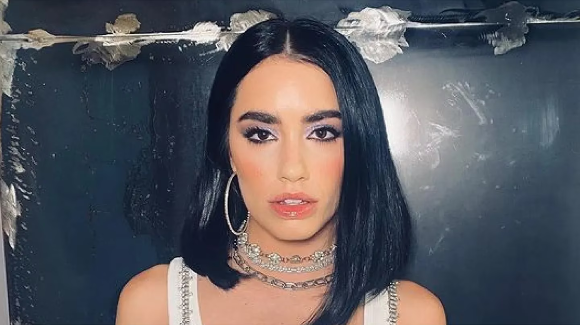Transparencias extremas, colaless y verde neón: el jugado look de Lali Espósito en España