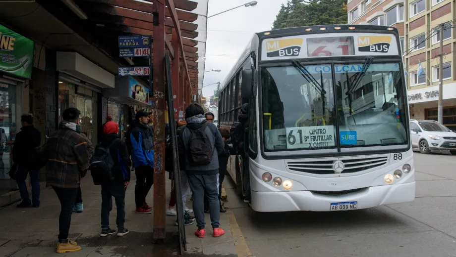 El boleto mínimo de colectivos cuesta $ 52,96 en el AMBA