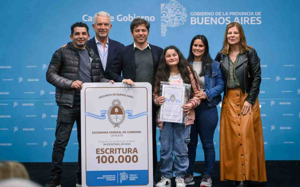 Kicillof y Alak entregaron la escritura gratuita número 100 mil