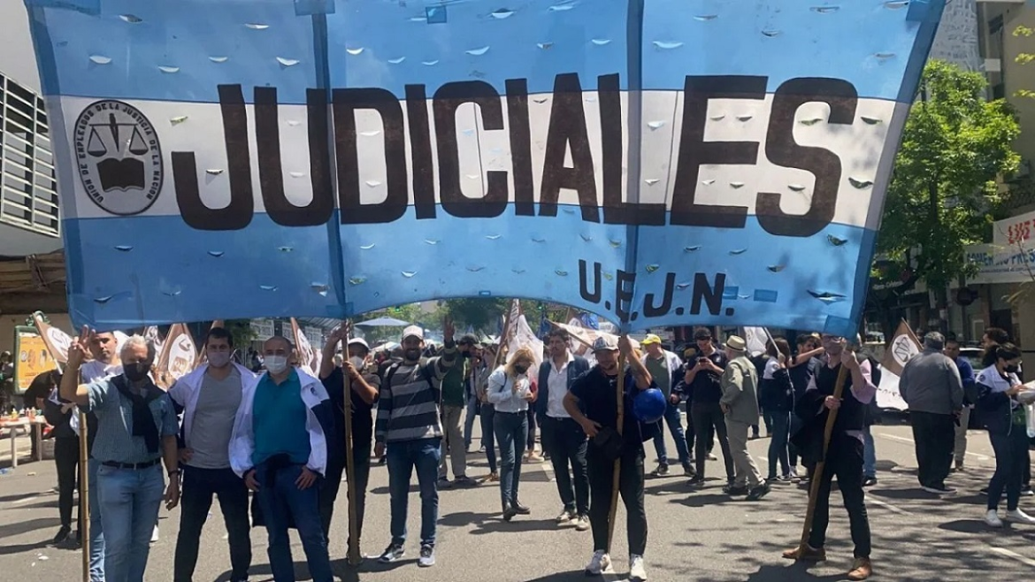 Los judiciales harán hoy un nuevo «banderazo» y pararán el viernes 24 horas por salarios