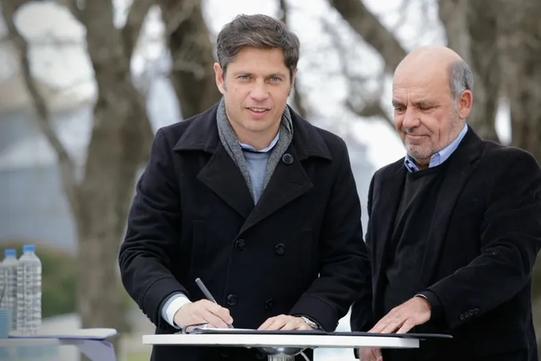Kicillof aumenta salarios 25% a estatales bonaerenses y en septiembre pagará un bono de 30 mil pesos