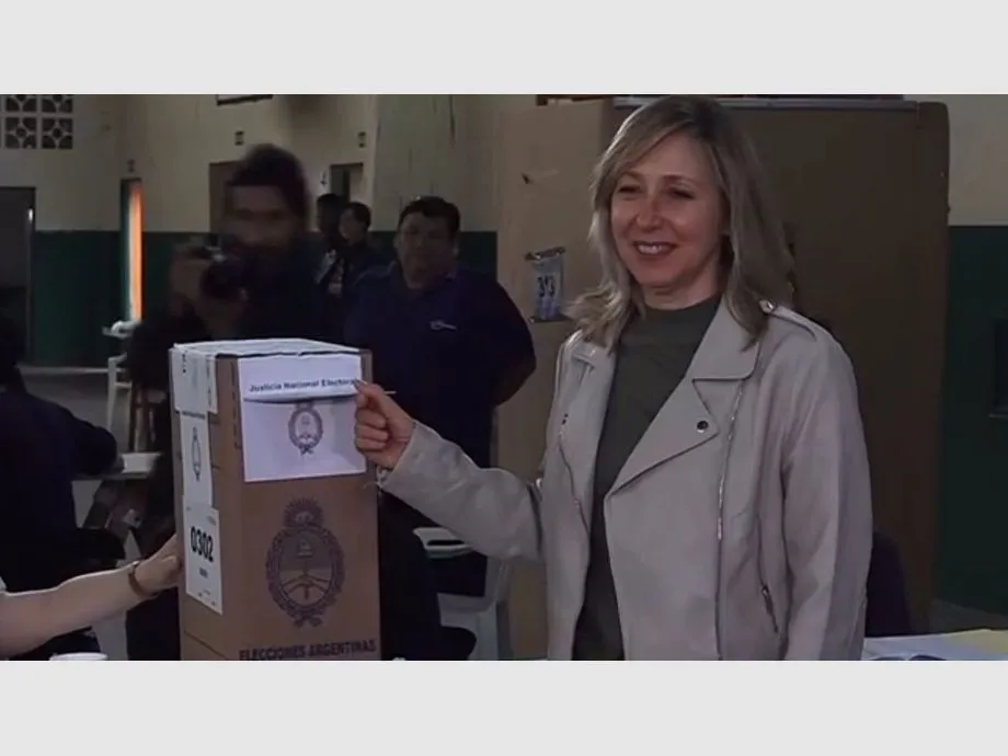 Bregman, la primera presidenciable en votar: «Nos quieren hacer creer que hay dos candidatos»