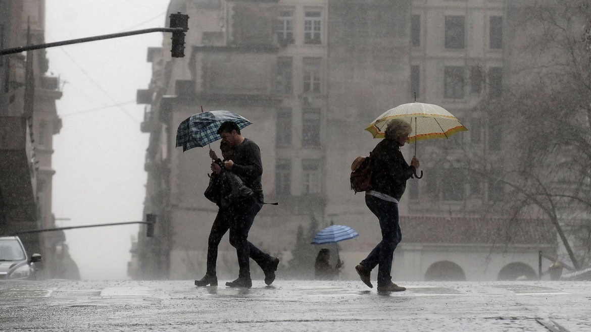 Rigen alertas naranjas en Corrientes y amarillas en el AMBA y diez provincias por tormentas fuertes