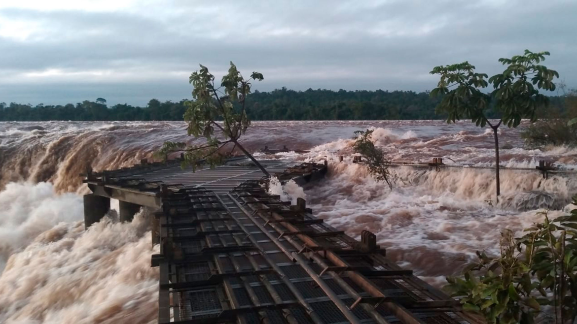 Por crecida en río Iguazú, siguen cerradas las cataratas y hoy habrá una reunión para evaluar daños