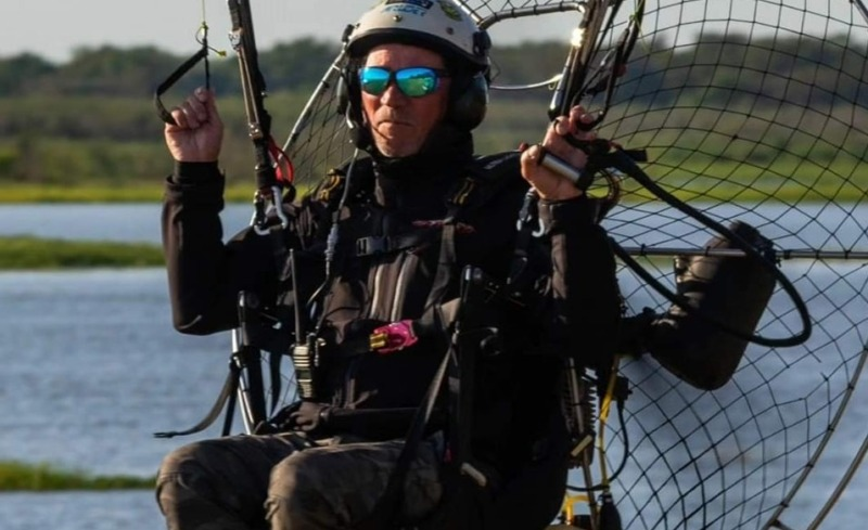 Murió un reconocido periodista tras caer de un parapente en Chascomús
