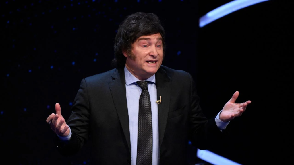 Tras el debate y de madrugada, Milei usó las redes para cuestionar a Massa