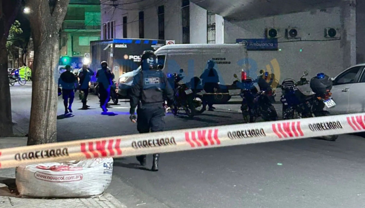 Dos sicarios entraron a un hospital en Rosario mataron a un policía y balearon a una enfermera