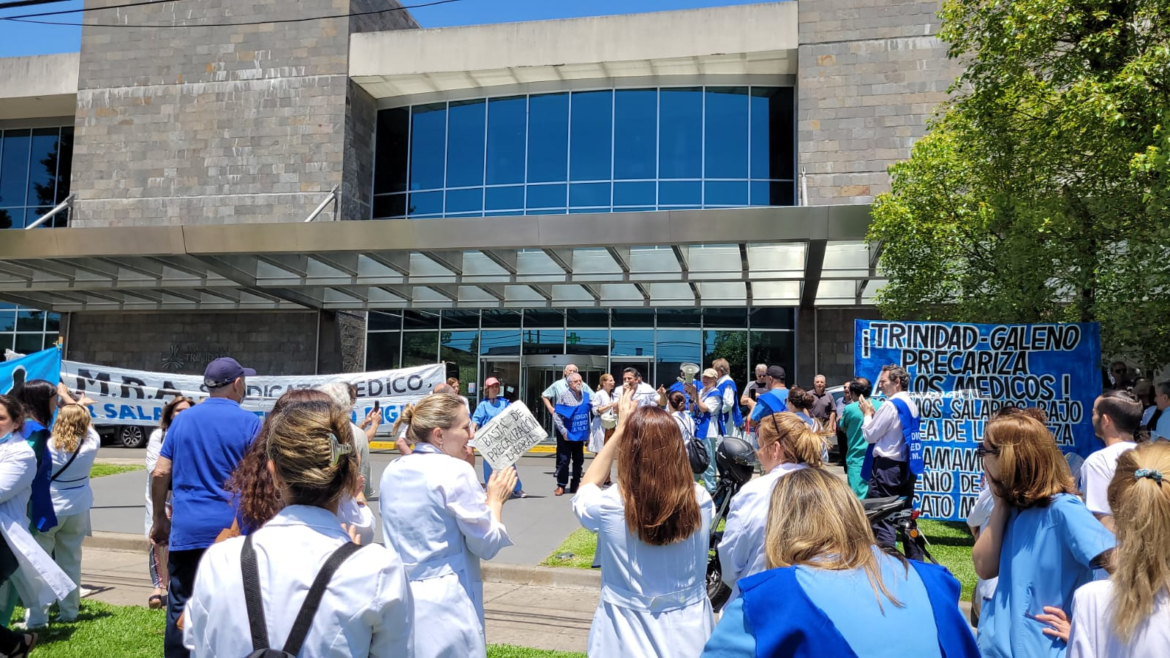 Médicos paran en los sanatorios La Trinidad de San Isidro y Martínez por urgente aumento salarial