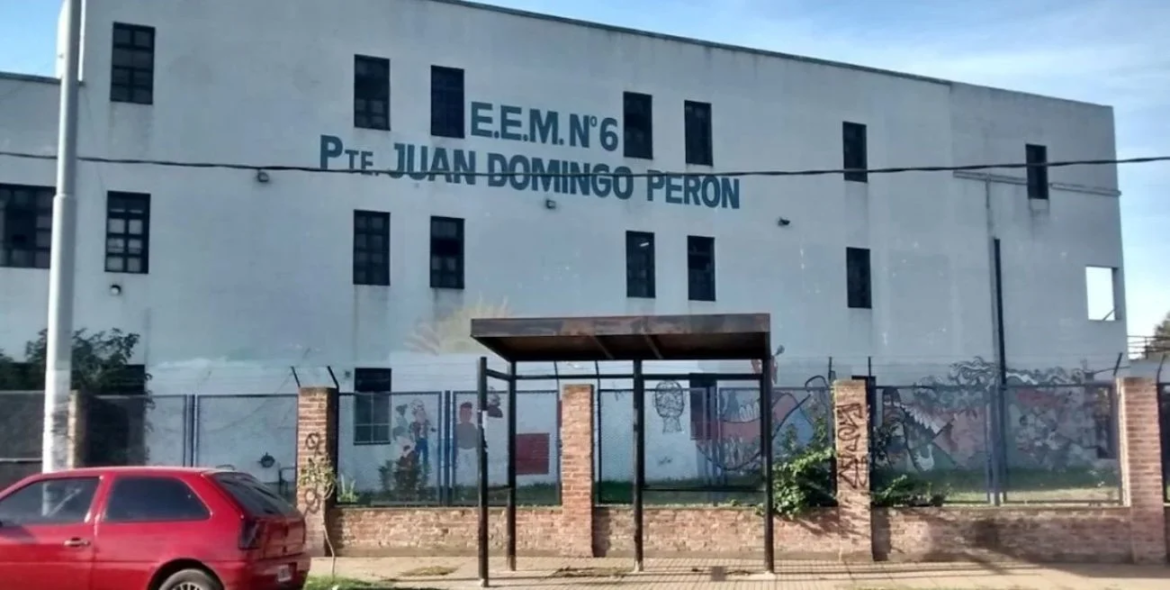 Un chico de 13 años fue acuchillado a metros de la escuela y arrojado a un contenedor de basura