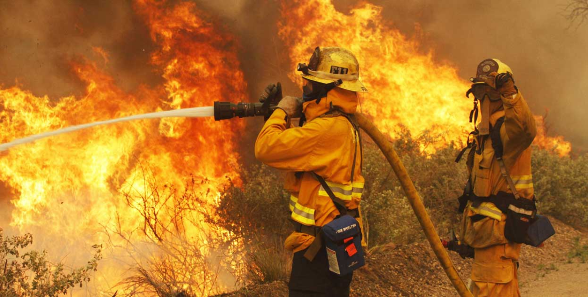 Bomberos continúan combatiendo importante incendio activo en el norte de Córdoba