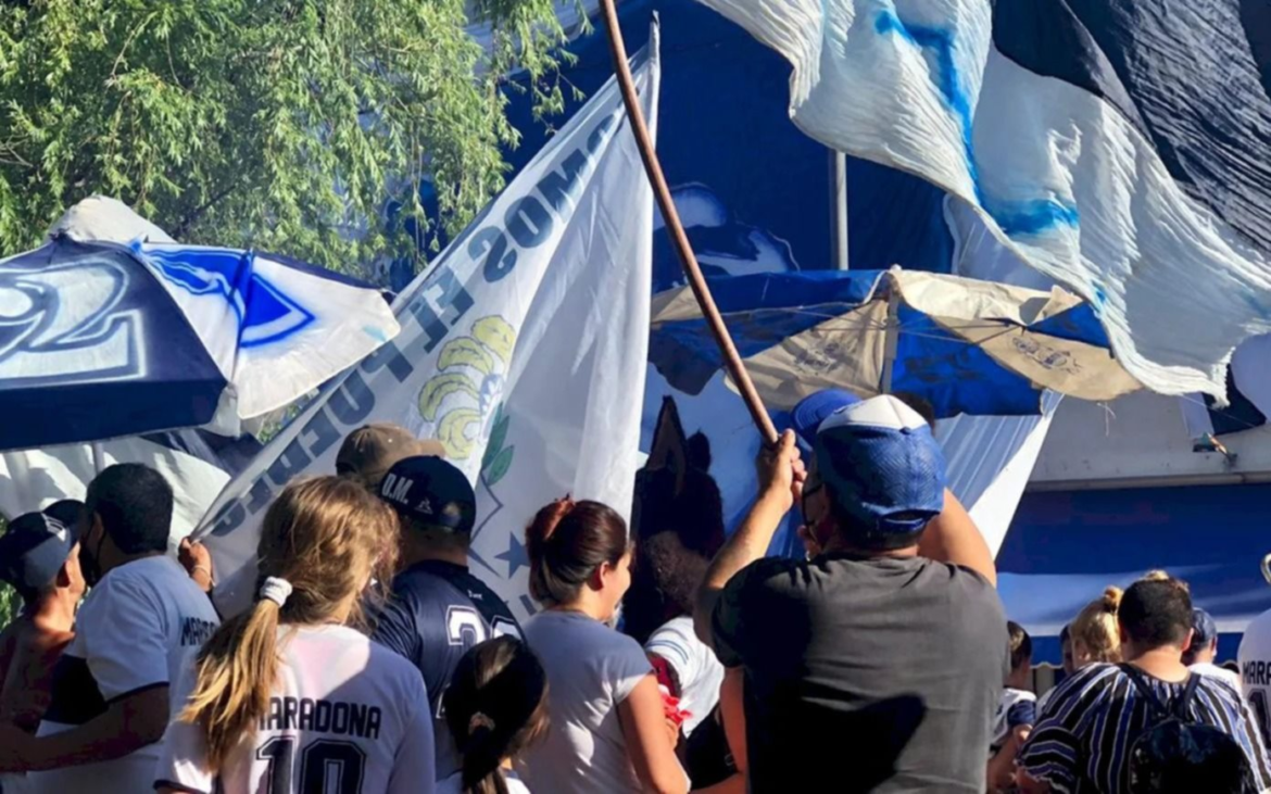 Los hinchas de Gimnasia celebran en el centro de La Plata la permanencia en primera división