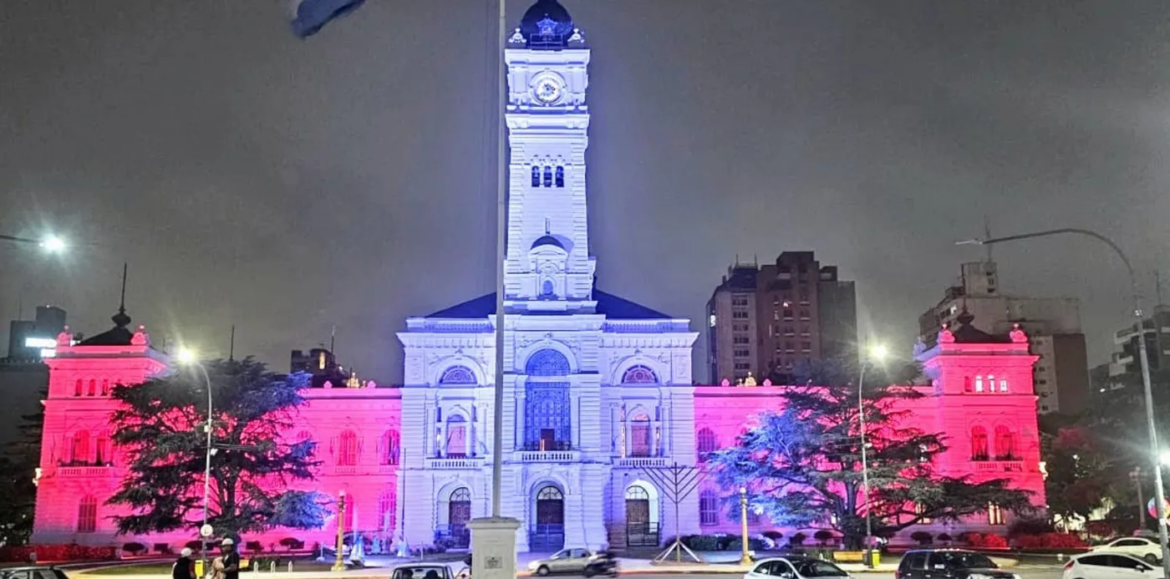 La municipalidad de La Plata se tiñó de rojo y blanco por la Copa Argentina de Estudiantes