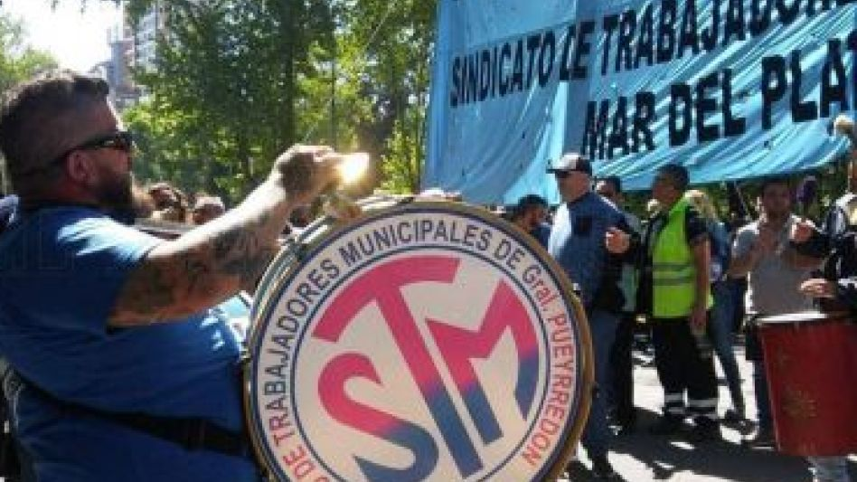 Trabajadores municipales en estado de alerta ante la falta de recomposición salarial