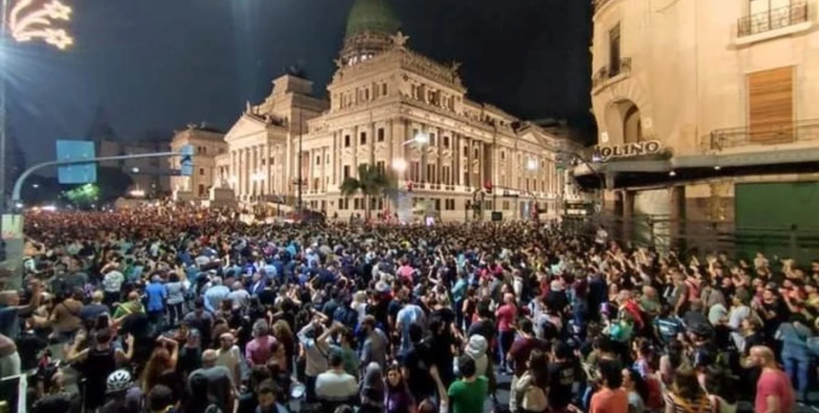Masiva convocatoria y cacerolazo en Plaza Congreso en rechazo al DNU del gobierno de Milei