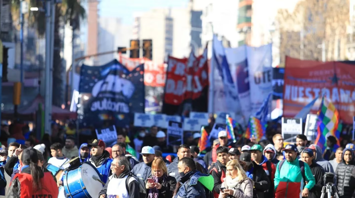 Organizaciones sociales y sindicales protestan hoy en el Obelisco y frente a Jefatura de Gabinete